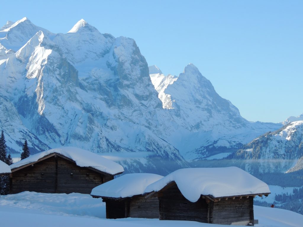 Красивая зима фото домик в горах