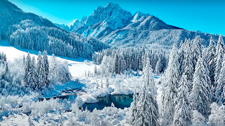 Красивая зима фото горы в лесу
