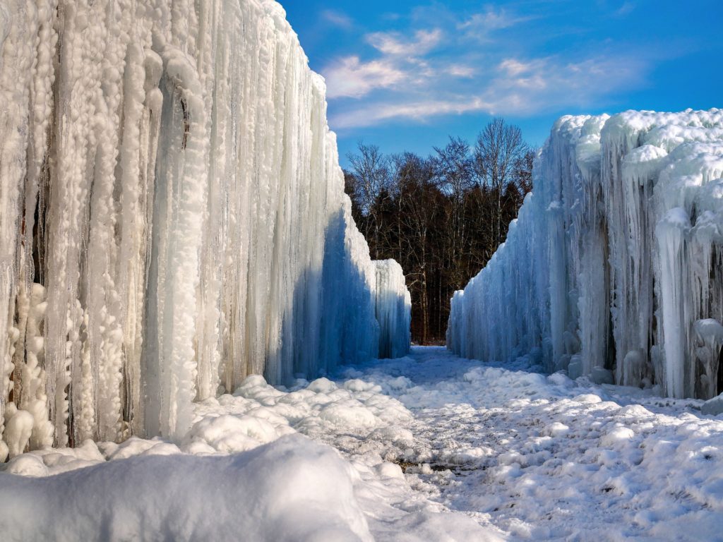 Красивая зима фото замерзший водопад