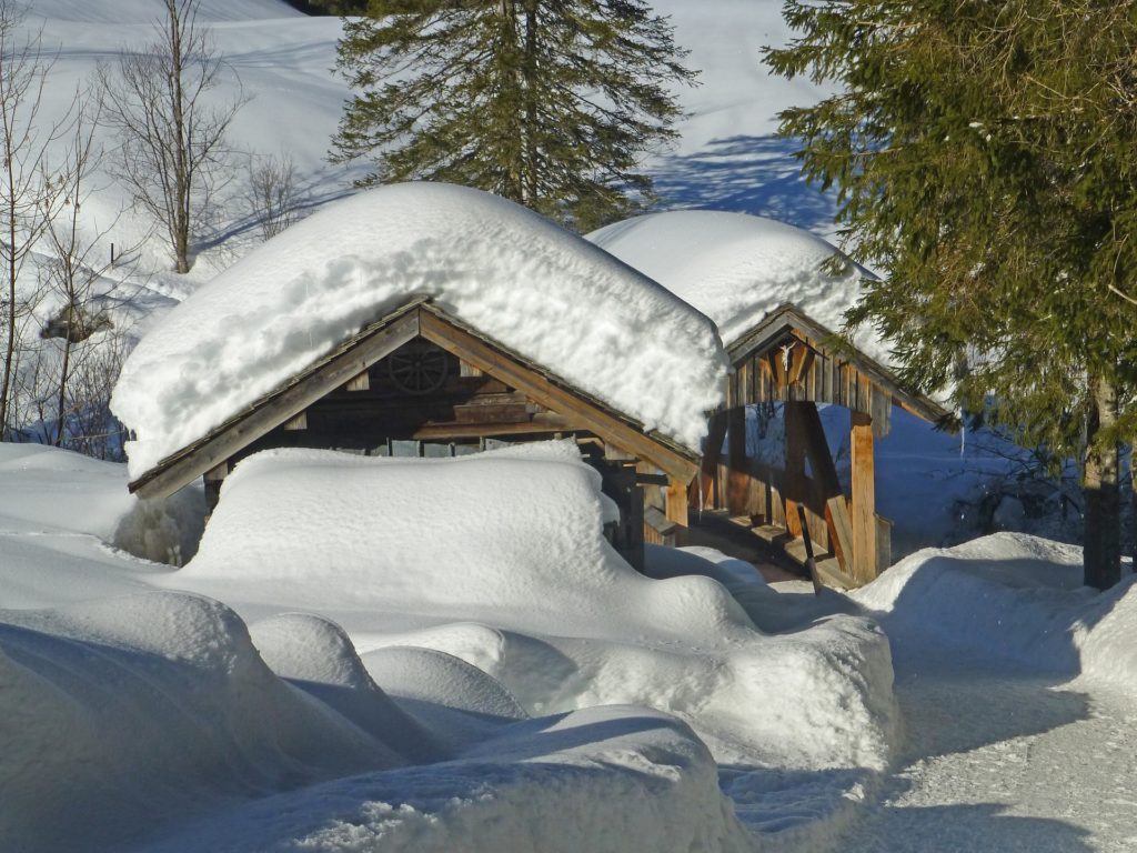 Зима фото домик в лесу 1